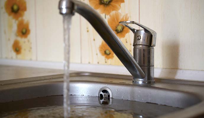 Overflowing water from kitchen sink